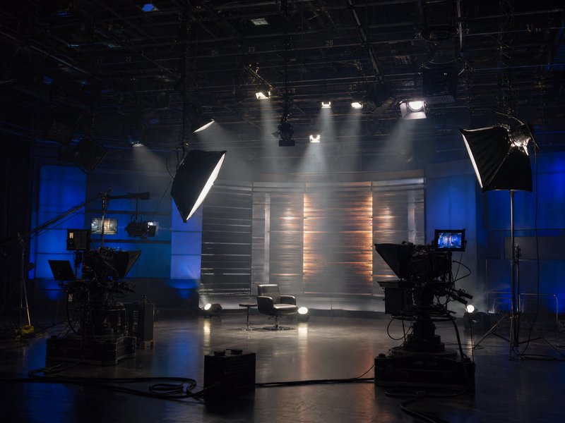 Abgedunkeltes Fernsehstudio mit Kameras